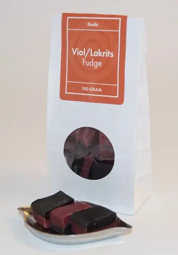 [L9405] Viol/lakrits fudge kolafabriken vit påse med fönster 100g