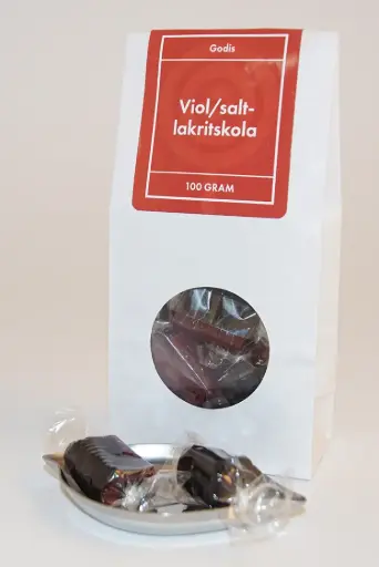 [L9608] Viol/Saltlakritskola kolafabriken vit påse med fönster 100g